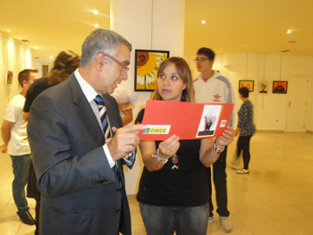 El Gerente Territorial de Salamanca y la Concejala de Juventud comentan sobre los pinturas.